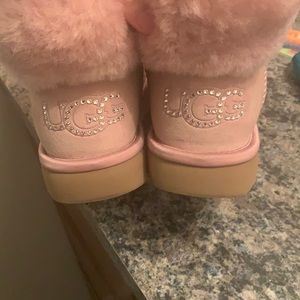 Beautiful blush pink Ugg's. Worn maybe 5x.